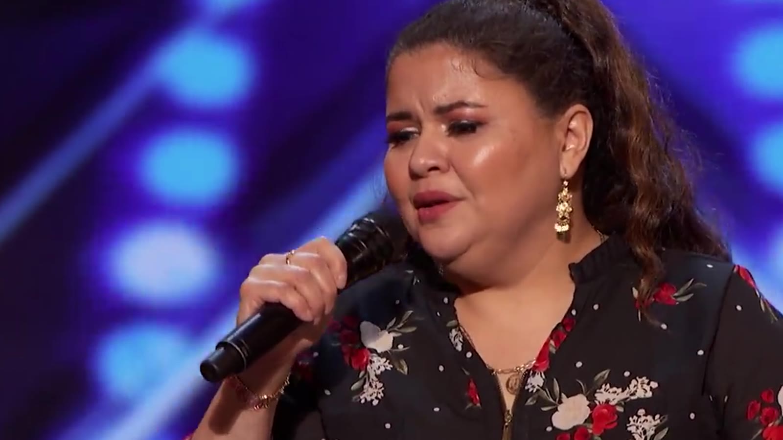 A Detention Officer Put Her Dream on Hold for Her Dad, Then Sang My Way in Spanish on AGT